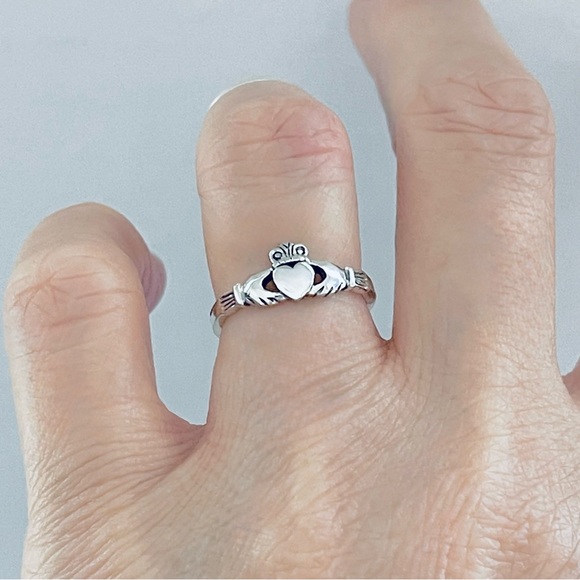💕TOP SELLER💕 Sterling Silver Small Irish Claddagh Ring, Friendship Heart Rings - Picture 8 of 13